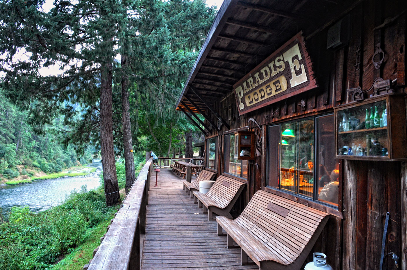 lodges on the Rogue River